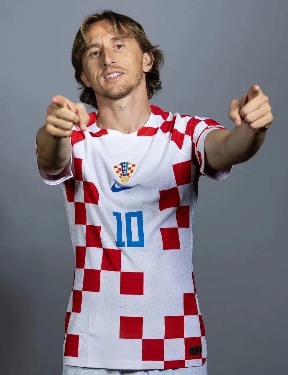 记者晒视频：钟义浩现场观看海牛比赛，海牛进球后他兴奋鼓掌