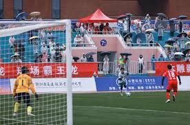 欧冠半场：克瑙夫打破僵局，法兰克福1-0巴塞罗那